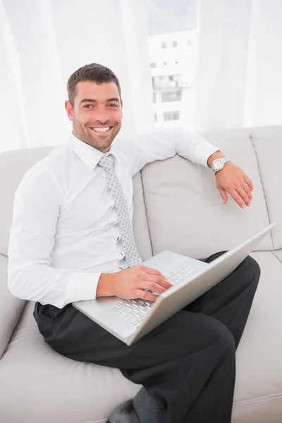 Lächelnder Mann auf einem Laptop — Stockfoto