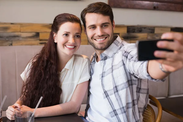 Paar macht Selfie bei Date — Stockfoto