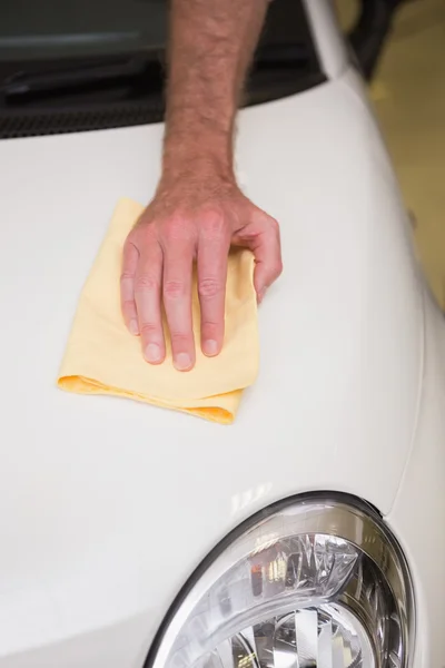 Close-up van de mens zijn auto schoonmaken — Stockfoto