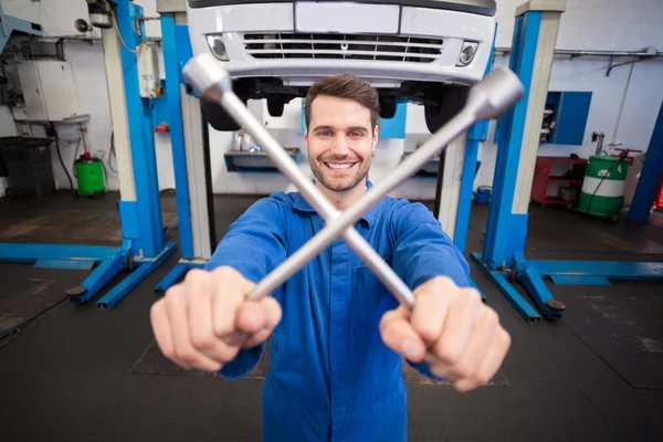 Mechanic smiling at the camera — Stock Photo, Image