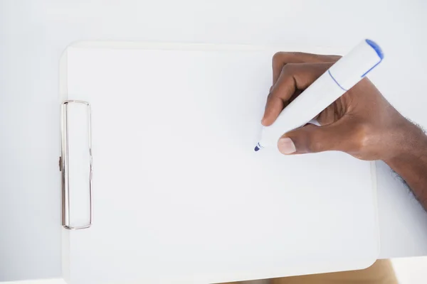 Рука бізнесмена, що пише на блокноті з маркером — стокове фото