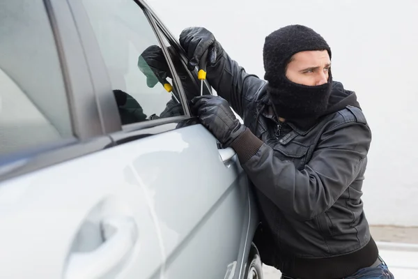 Bir arabaya girmiş hırsız — Stok fotoğraf