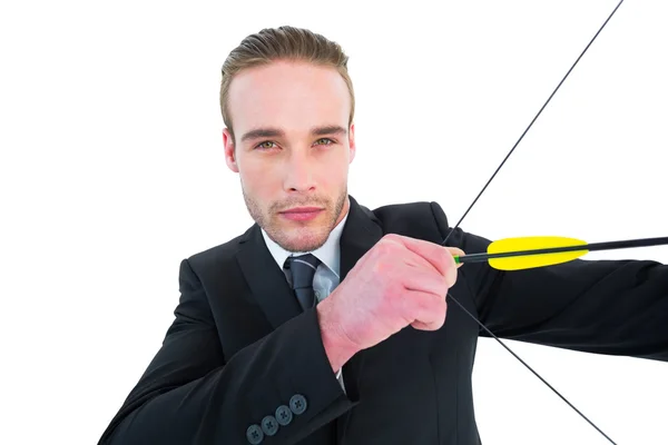 Seriöser Geschäftsmann schießt mit Pfeil und Bogen — Stockfoto