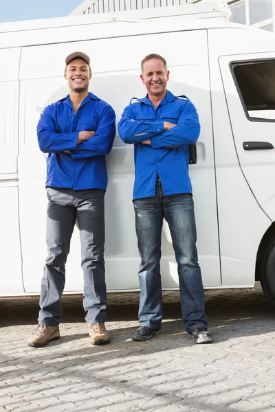 Lachende klusjesmannen camera kijken — Stockfoto