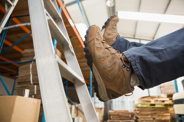Arbeiter stürzt in Lagerhalle von Leiter — Stockfoto