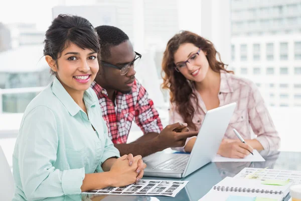 Colaboradores falando e usando laptop — Fotografia de Stock