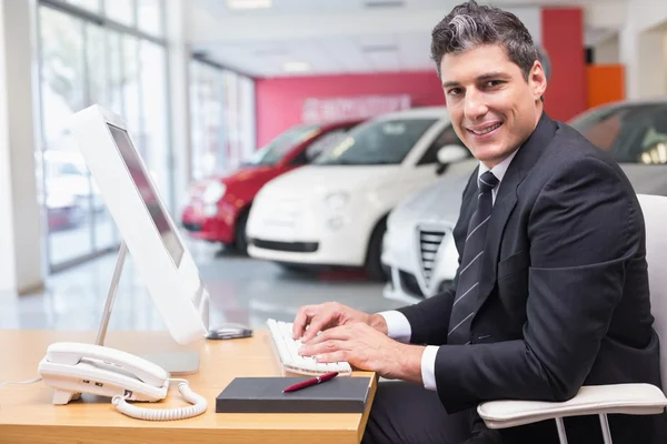 Empresário sorridente digitando no laptop — Fotografia de Stock