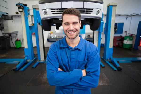 Mechaniker lächelt in die Kamera — Stockfoto