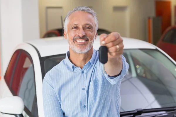 Smiling customer showing new key — Stock Photo, Image