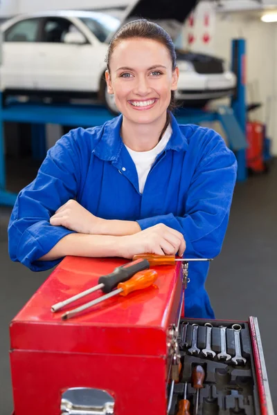 Mechaniker lächelt in die Kamera — Stockfoto