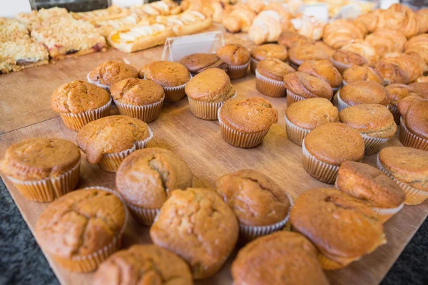 Muffins sur le comptoir à la boulangerie — Photo