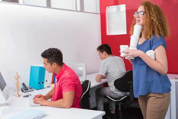 Student håller hög med kaffekopp — Stockfoto