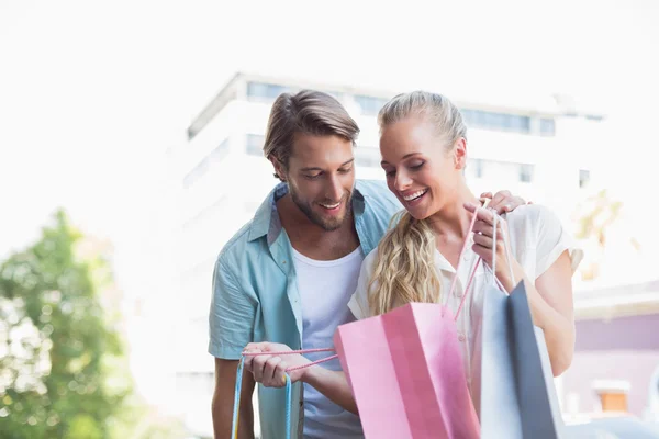 Couple looking at shopping purchases — Stock Photo, Image