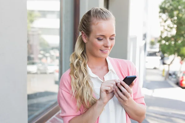 Pretty blonde sending a text message — Stock Photo, Image