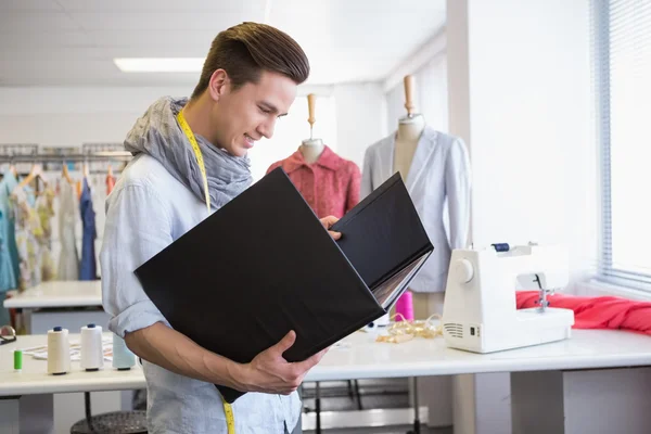 Schüler suchen Notizbuch mit Bildern — Stockfoto