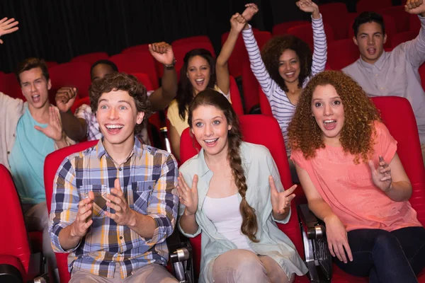 Młodych przyjaciół oglądania filmu — Zdjęcie stockowe
