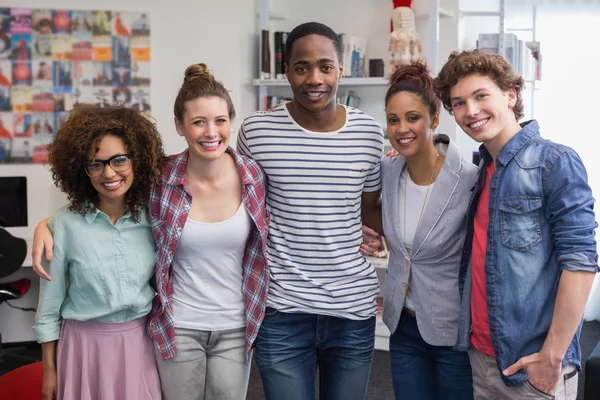 Estudantes de moda sorrindo para a câmera juntos — Fotografia de Stock