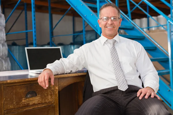 Smiling warehouse manager with computer — Stock Photo, Image
