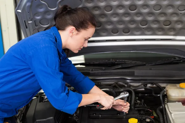 Mechaniker arbeitet unter der Haube — Stockfoto