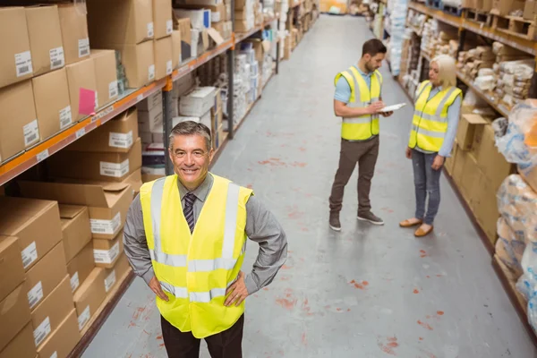 Lachende manager plaatsen zijn handen op zijn heupen — Stockfoto