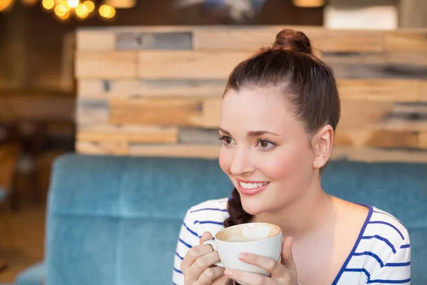 Mujer joven tomando un capuchino — Foto de Stock