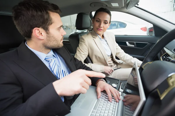 Team di giovani imprese che lavorano insieme — Foto Stock