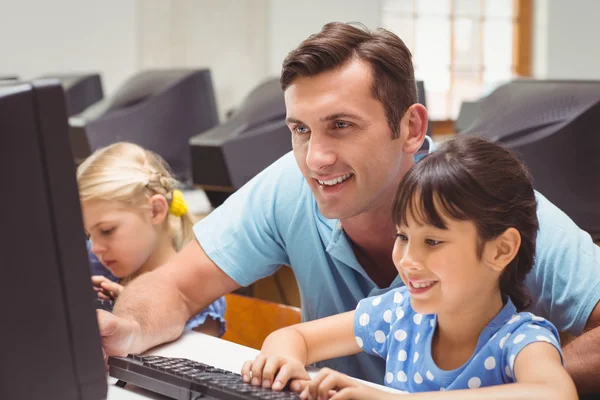 Alumno lindo en la clase de informática con el profesor — Foto de Stock