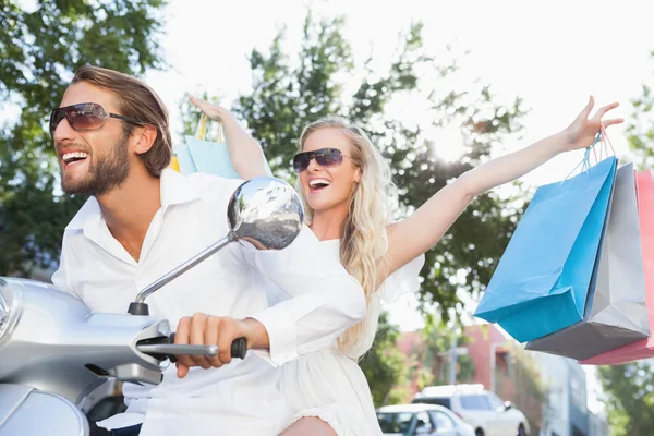 Bonito casal montando uma scooter — Fotografia de Stock