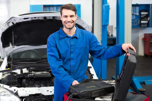 Mechanic glimlachen naar de camera — Stockfoto