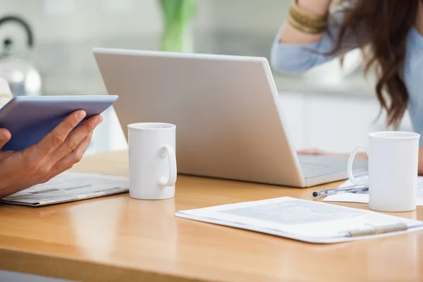 Young couple using technology — Stock Photo, Image