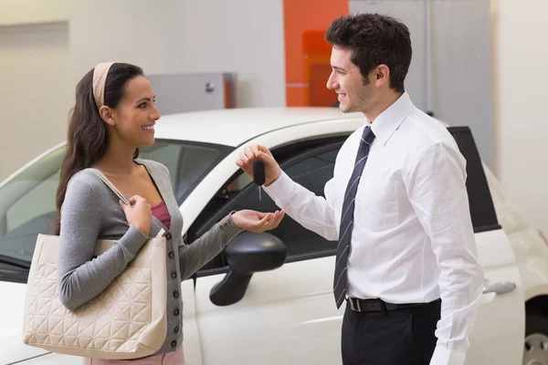 Businessman giving car key to customer — Stock Photo, Image