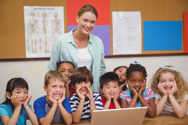 Leraar en leerlingen werken op laptop — Stockfoto