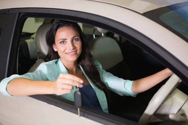 Lachende vrouw auto knop ingedrukt — Stockfoto