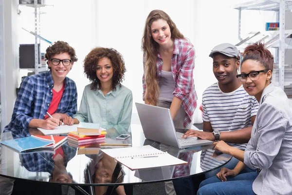 Étudiants en mode travaillant en équipe — Photo