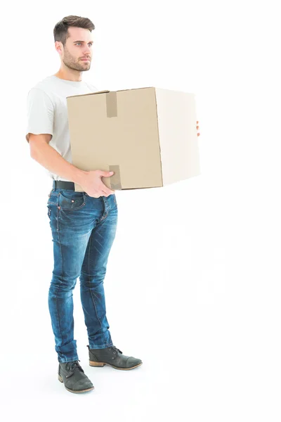 Entrega homem transportando caixa de papelão — Fotografia de Stock