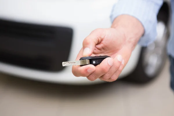 Nahaufnahme eines Kunden mit seinem neuen Autoschlüssel — Stockfoto