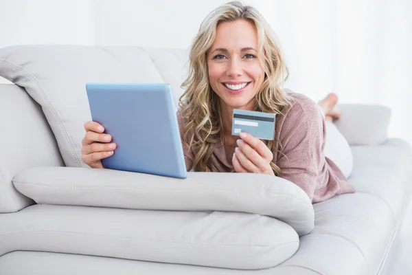Blondýnka nakupovat online, s tabletem — Stock fotografie