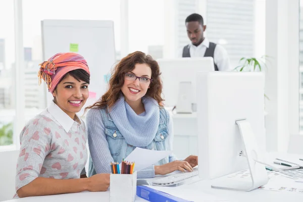 Leende lagarbete sitter vid skrivbord — Stockfoto