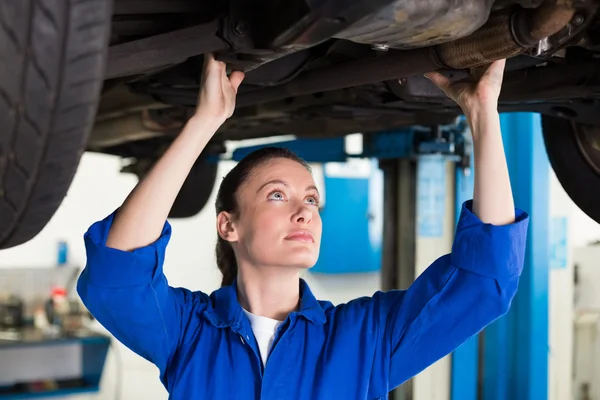 Mecánico examinando debajo del coche — Foto de Stock