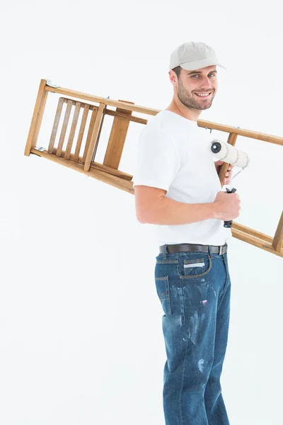 Hombre con rodillo de pintura y escalera —  Fotos de Stock