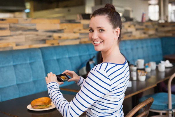 Mujer tomando fotos de su almuerzo — Foto de Stock