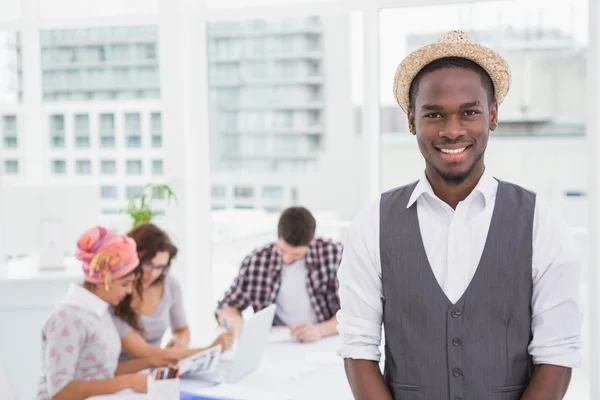 Casual affärsman ler mot kameran — Stockfoto