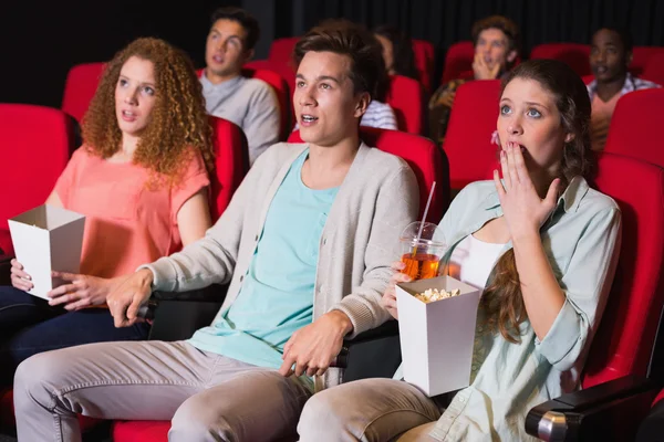 Giovani amici che guardano un film — Foto Stock