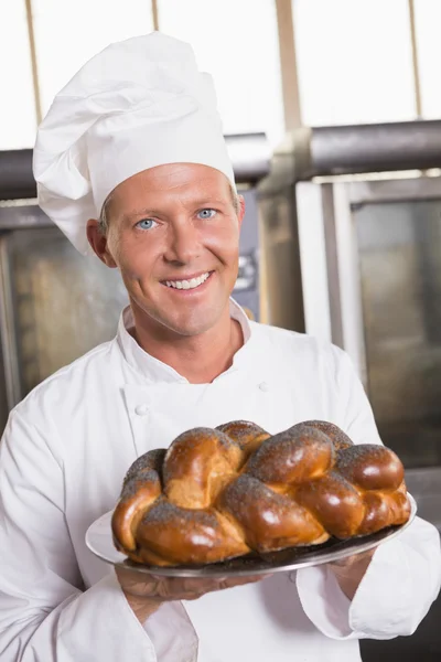 Baker mostrando pão recém-assado — Fotografia de Stock