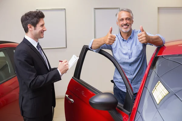 Cliente sorrindo dando polegares para cima — Fotografia de Stock