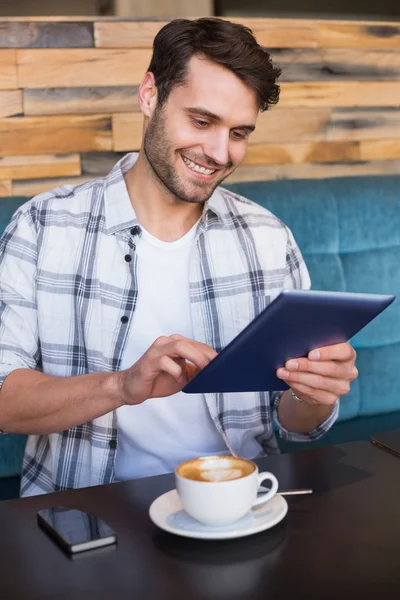Man har kopp kaffe med hjälp av Tablet PC — Stockfoto