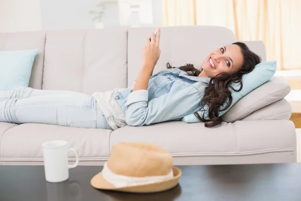 Mooie brunette texting op telefoon — Stockfoto