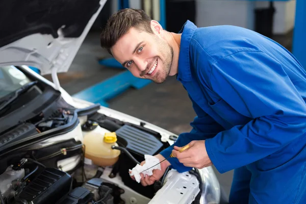 Mechanic testing oil in car — Stock Photo, Image