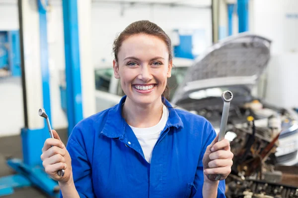 Mechanik uśmiechając się do kamery — Zdjęcie stockowe