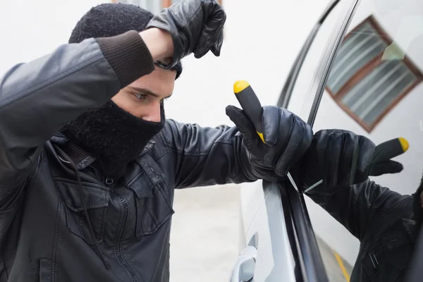 Thief breaking into a car — Stock Photo, Image